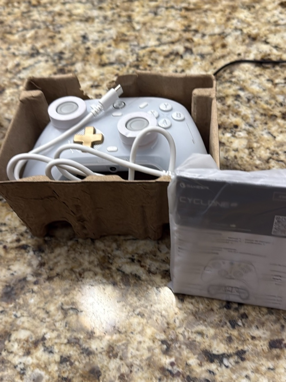 Cyclone White Wireless Game Controller - Picture 3 of 3